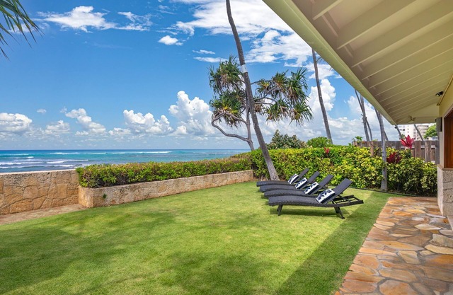Hale Makai at Diamond Head: Stunning Oceanfront Estate w/Private Pool & AC