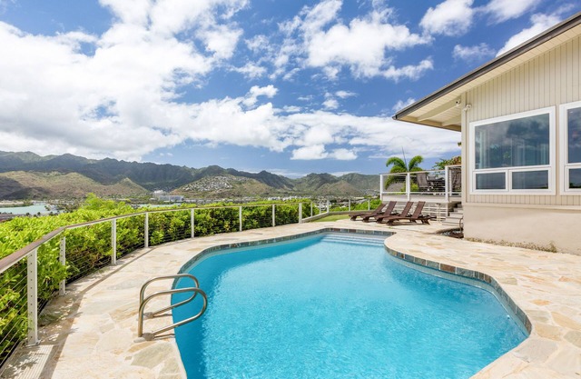 Hale Maunalua hillside hideaway with ocean views & pool - walk to Hanauma Bay