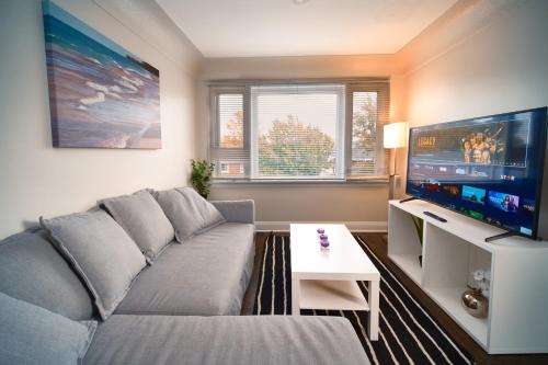 Hamilton Chic Retreat - Comfy Beds - Garden - Pool