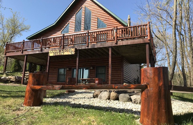 Hana Log Cabin near Devil's Lake