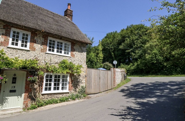 HAPPINESS COTTAGE, pet friendly, with a garden in Piddlehinton