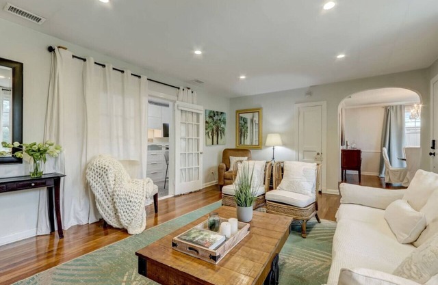 Happy Coastal Cottage for 6