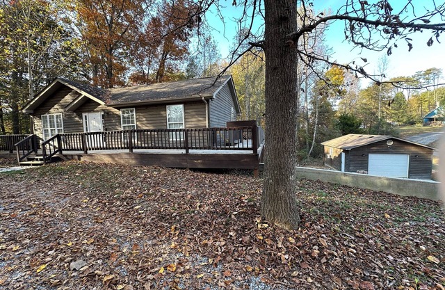 Harbor Hideaway- a lakeside getaway at Lake Cumberland in Jamestown- 5 bedrooms