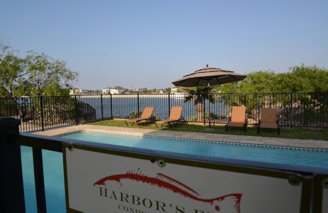 Harbor's End Condos for Rent. Waterfront, Pool, Pier and Fish cleaning table .