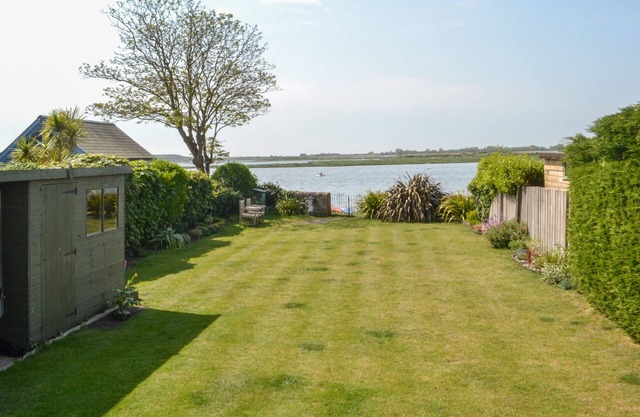 HARBOUR VIEW, MUDEFORD, pet friendly, with a garden in Christchurch