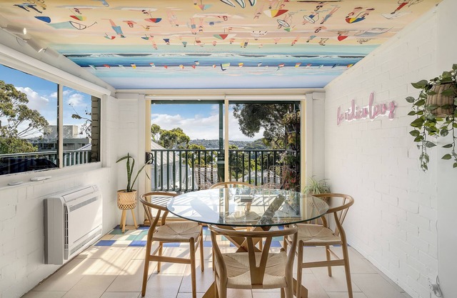 Harbourside pad with waterfront views