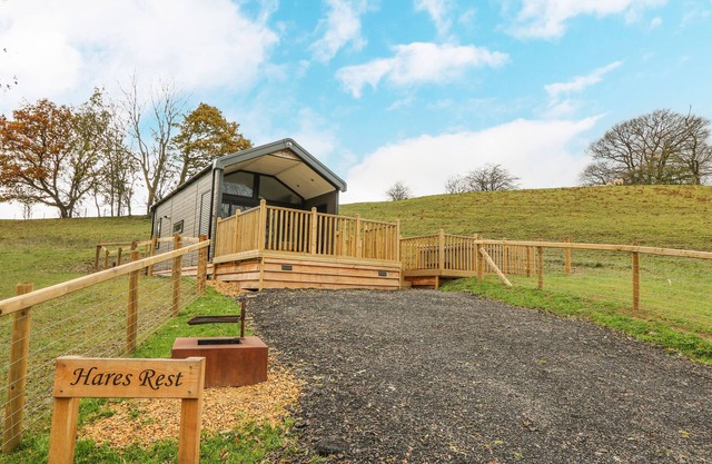 HARES REST, family friendly, with hot tub in Rhayader