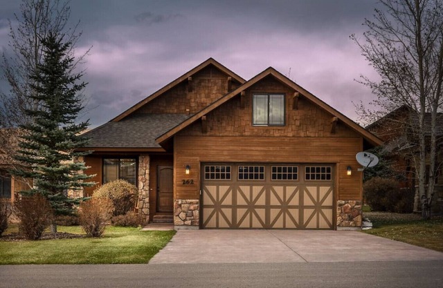 Harris Hawk Cabin with AC and Hot Tub