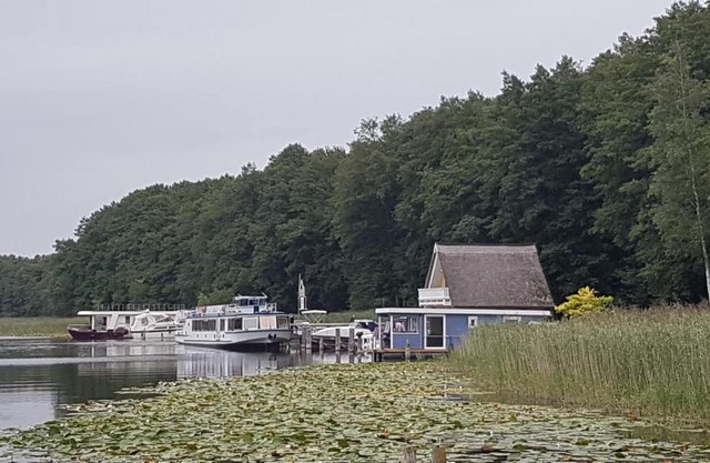 Hausboot Mirabella am Müritz Nationalpark Festanliegend
