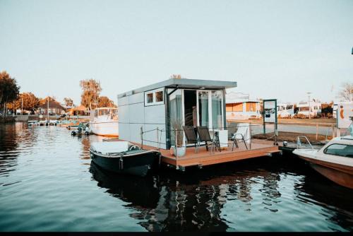 Hausboot Urlaub in Ostfriesland auf der Waterhome 1