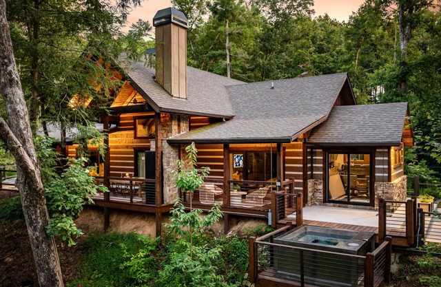 Havenwood - A Luxe Modern Waterfront Cabin! Hot Tub!