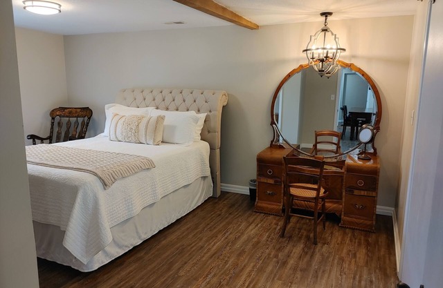 Havisham Bourbon Bar - Suite 18 - private, spacious, wine trail apartment