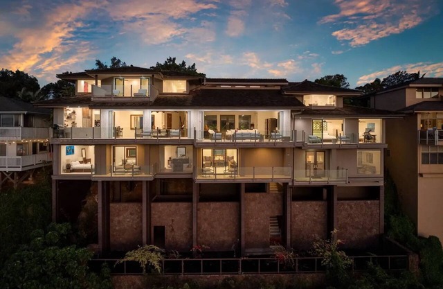 Hawaiian Villa | Beach Access, Views & A/C