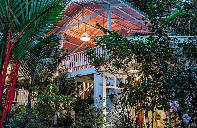 Hawk House, relax in the peace and tranquility, enjoy the garden pool