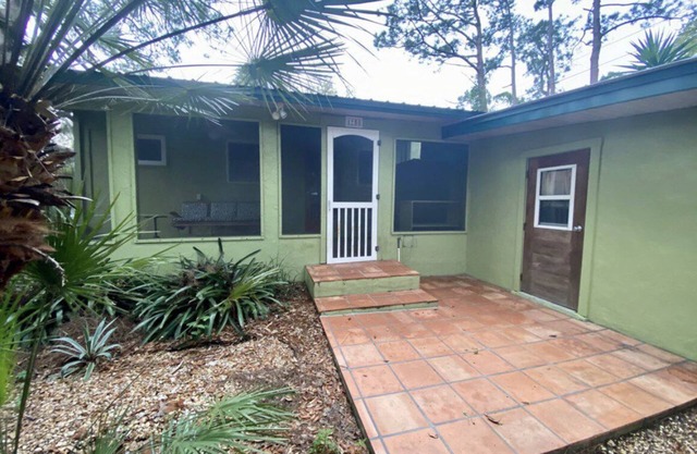 Hawthorne Hideaway - A secluded cottage nestled in palms and pines.