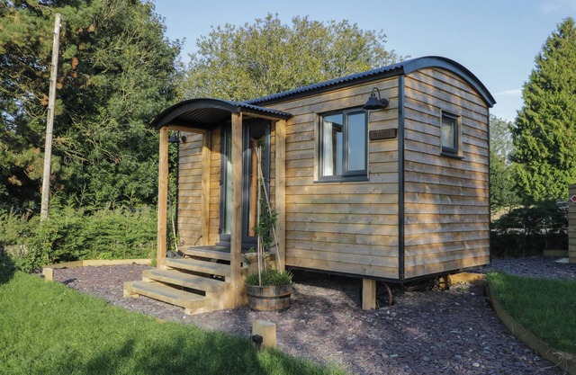 HAZEL, pet friendly, with a garden in Kemble