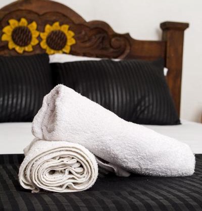 Hb3 Double Room with private bathroom facing the sea