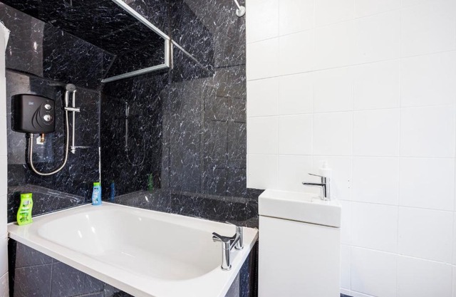 HeadsonBed- Croydon 4Bedrooms with Parking for the Larger groups