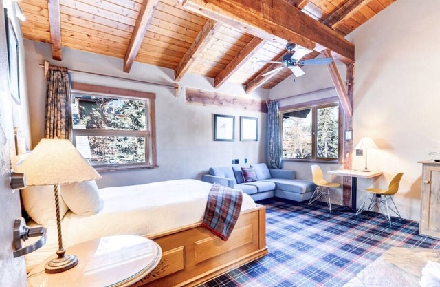 Heart of Canmore- Private Romantic Suite-2 Guests