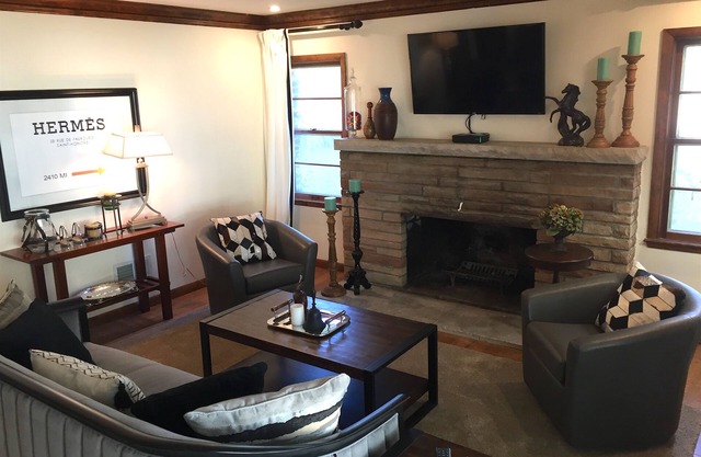 Heart of Topeka ~ Walking Dist. to Washburn U ~ King Bed