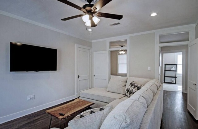 Heart Welcoming Home ! Minutes Away From A Theater & Local Foods!!