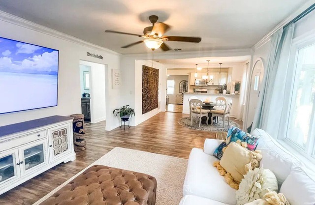Heated pool home 5 min to downtown sleeps up to 8. Pet friendly!n