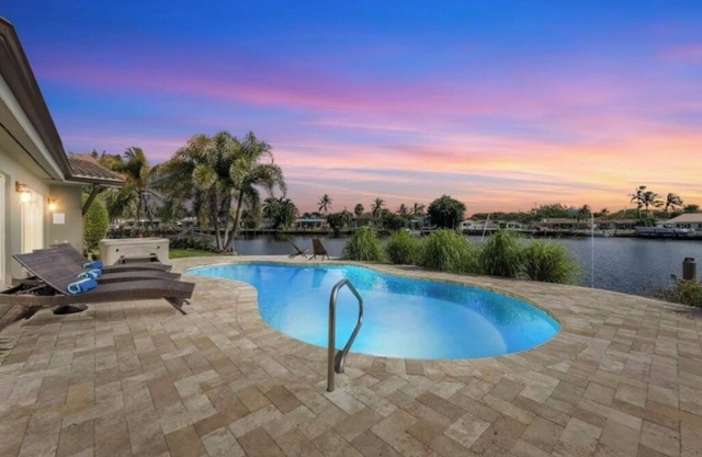 Heated Pool+Hot tub! Waterfront-Pool table+Kayaks!