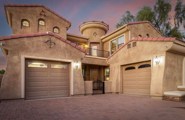 Heated pool, jacuzzi, Fast Wifi, Pac Man, Fire Pit, BBQ, Sleeps 14!