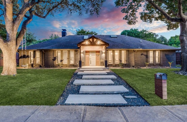 Heated Pool, Putting Green, Movie Theater and more! 4 bed/3 bath