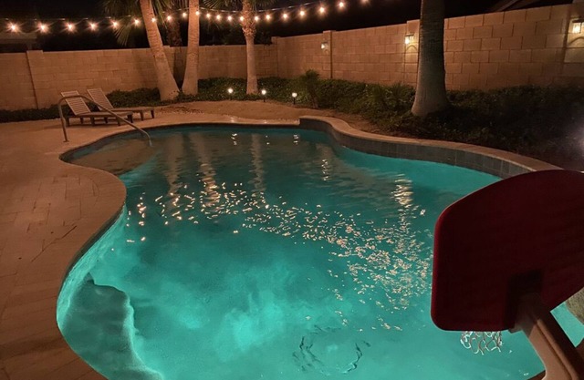 ~Heated Pool/Spa, King bed, Amazing Backyard & Location! Hiking, Biking, Parks