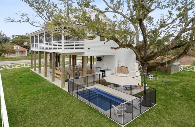 Heated Pool, Steps to Beach, Stylish Interior, Amenities Galore!