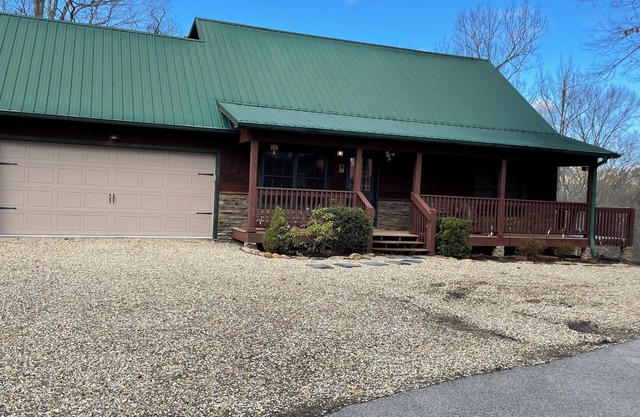 Heavenly Cabin Look NO Further - Hot Tub