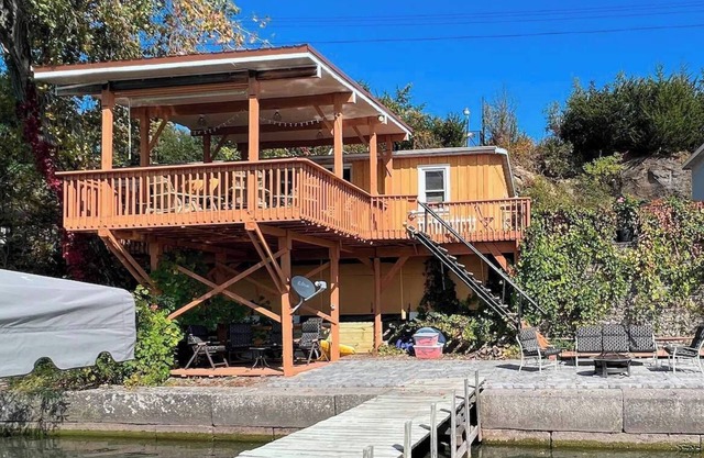 Heck-Of-A-Deck Lakehouse with Sunsets, and Kayaks, too!