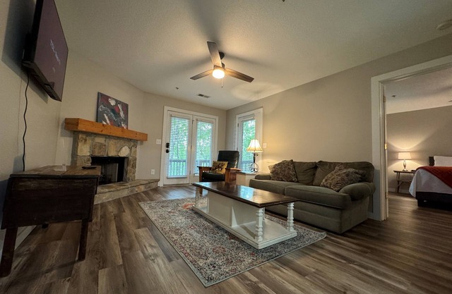 Helen 1BR Fireplace + Kitchen 1.3 Mi Downtown