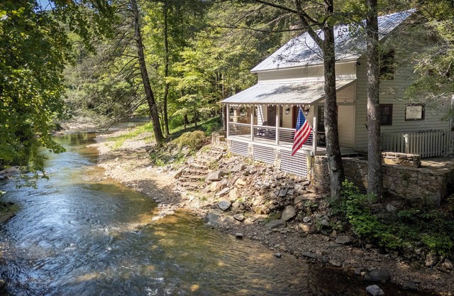 Helen's Newest Riverfront Rental on the Chattahoochee River