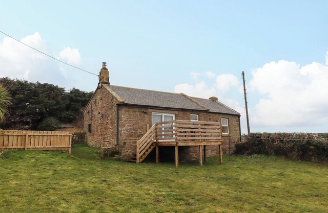 HENHILL LODGE, pet friendly, country holiday cottage in Seahouses