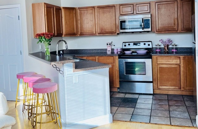 “Her Oasis”- Full loft, great location for girls trip downtown Ferguson