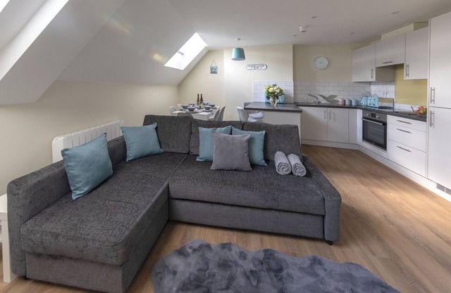 HEREFORD CITY CENTRE – Apartment 8: Modern 2-Bed in City Centre, Sleeps 6