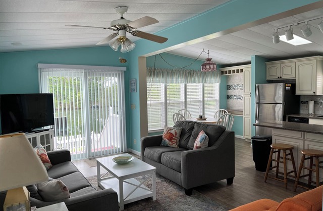 Heron Hut - 2 bdrm, 1 bath home on quite pond with private WIFI