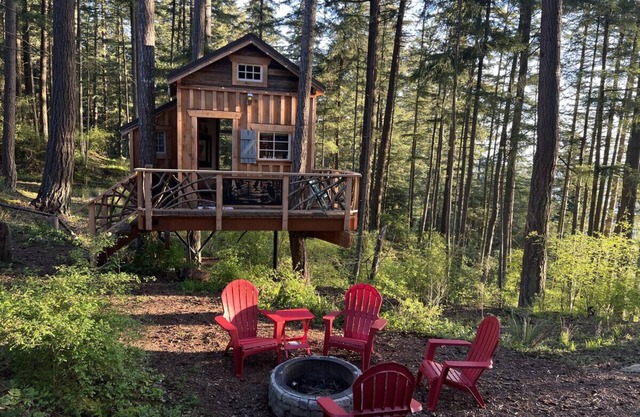 Heron's Nest Treehouse · Cozy and Beautiful Island Treehouse with cedar hot tub