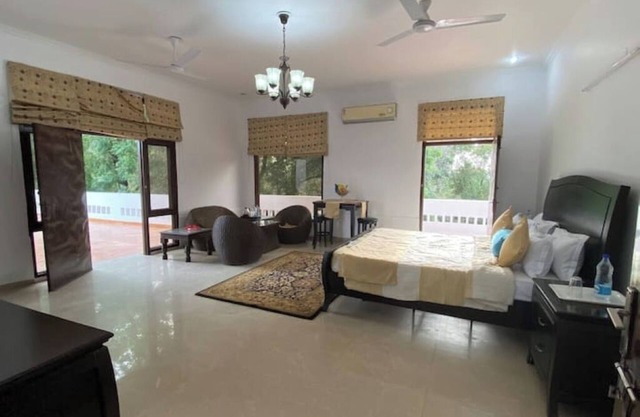 Hi5 Stays DAY USE Farm/BIG Pool/Pool Party