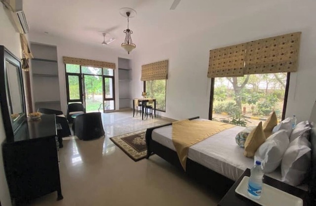 Hi5 Stays Farm Gurgaon w/Huge Pool/PetLoving/Party