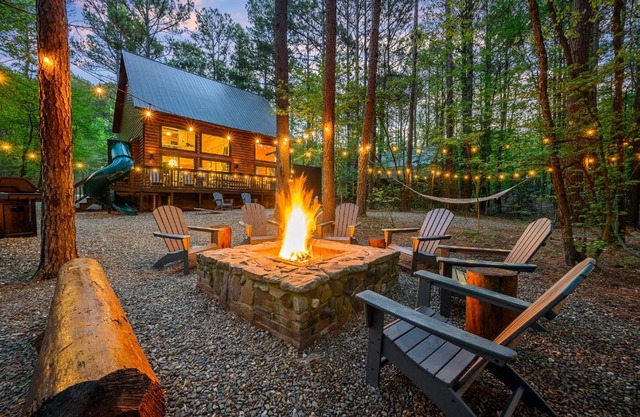 Hickory Bear - Cabin surrounded by pines, Sleeps 10, Hot Tub, Fire Pit, Arcade, Foosball Table & Deck Slide