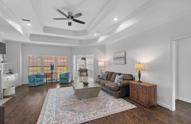 Hidden Lake Hideaway w/fenced in yard 3br 2 bath