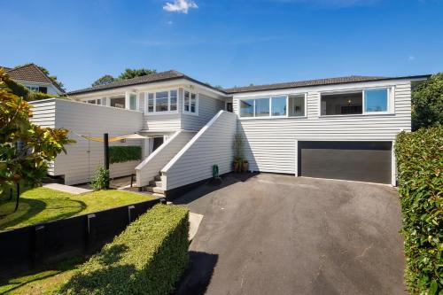 Hidden Oasis in Vibrant Beach Suburb