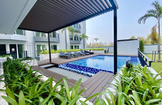 High floor Studio pool view, walking distrance to the beach