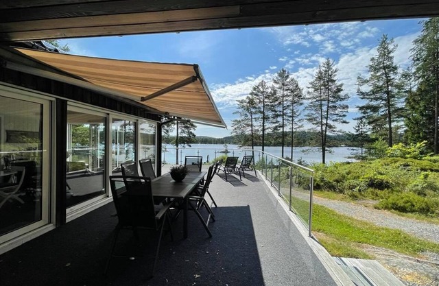 High standard, quiet and calm, family-friendly right on the water, sunny