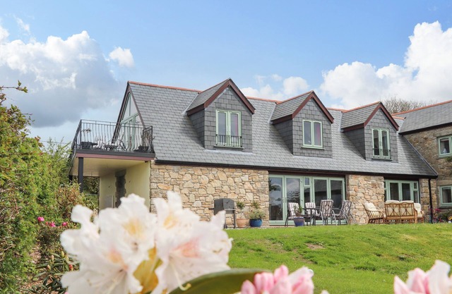 HIGHER KERNICK VIEW, romantic, character holiday cottage in Blisland