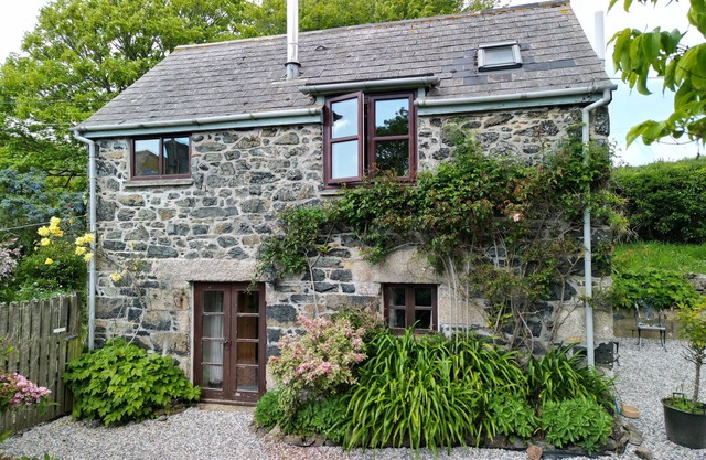 HIGHER LAMPRA, pet friendly, with open fire in Mullion