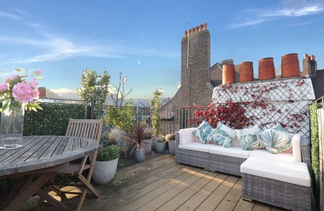 Highgate maisonette, roof terrace & great views in quiet tree lined street.